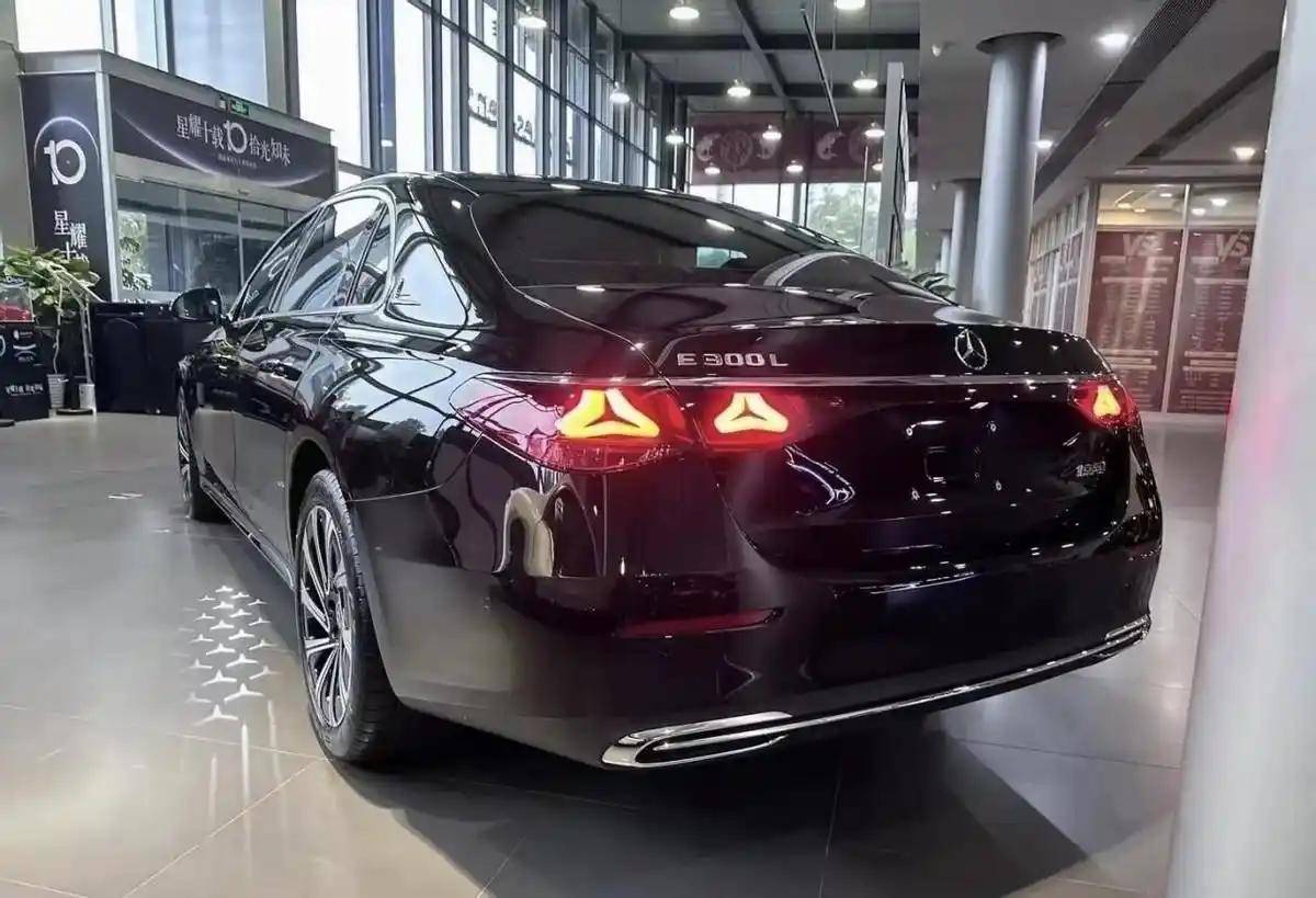 2026款奔馳E級亮相,258馬力+400牛米+智能領航Max,42.99萬閉眼沖