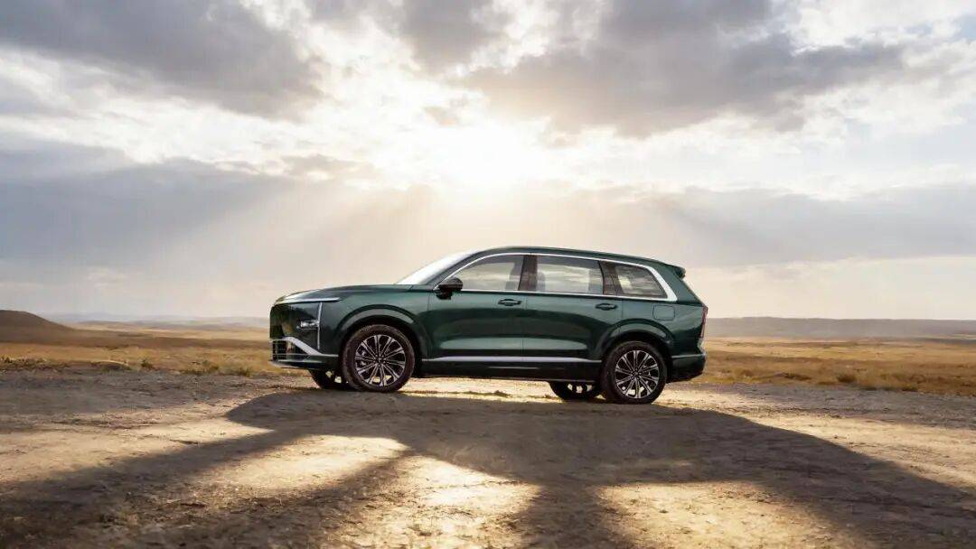 五菱星光L官圖亮相!中大型插混SUV,大尺寸多座版純電續航達280km